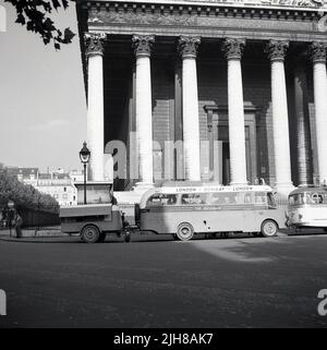 1960, l'été et le bus transcontinental 'l'Indiaman', garé devant l'Assemblée nationale, Paris, France. Les passagers sont allés de Londres à Bombay en Inde et de retour à Londres, organisé par Garrow-Fisher Tours de Kingston upon Thames, Angleterre, Royaume-Uni. À l'arrière du véhicule, une AEC Regal III 1948 rénovée, pour 24 passagers, une unité de remorque. L'Indiaman a été le premier bus reliant Londres et l'Asie du Sud, commençant en 1957 avec un service de Londres à Calcutta. Les troubles politiques au Moyen-Orient ont fini par rendre ces routes difficiles et elles ont pris fin en 1979. Banque D'Images