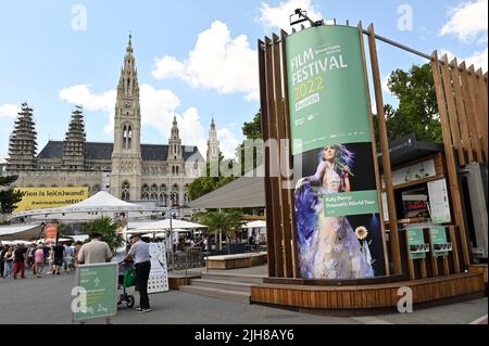 Vienne, Autriche. Festival du film 2022 à Vienne à Rathausplatz. Vue d'ensemble de la zone du festival Banque D'Images