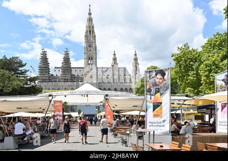 Vienne, Autriche. Festival du film 2022 à Vienne à Rathausplatz. Vue d'ensemble de la zone du festival Banque D'Images