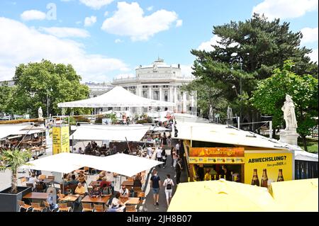 Vienne, Autriche. Festival du film 2022 à Vienne à Rathausplatz. Vue d'ensemble de la zone du festival Banque D'Images