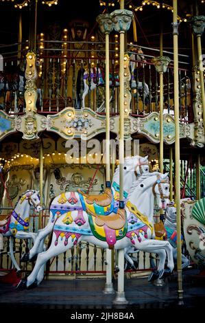 Carrousel parisien traditionnel près de Eiffel Tower Banque D'Images