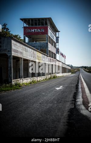 Vieux bâtiments, allée de puits et tribune du circuit abandonné Reims-Gueux. Ouvert en 1926, Grand Prix de France F1 à 1966, fermé pour la course 1972 Banque D'Images