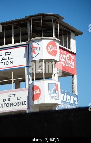 Vieux bâtiments, allée de puits et tribune du circuit abandonné Reims-Gueux. Ouvert en 1926, Grand Prix de France F1 à 1966, fermé pour la course 1972 Banque D'Images