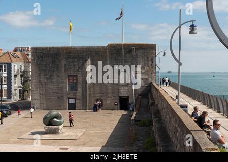 Old Portsmouth, Angleterre, Royaume-Uni. 2022. La tour carrée côté alonside le mur de mer dans le vieux Portsmouth a été construit en 1494 et est un lieu commercial pour l'usage public Banque D'Images