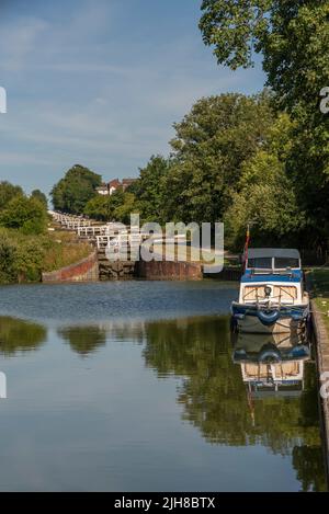 Devizes, Wiltshire, Angleterre, Royaume-Uni. 2022. Vue depuis le fond des écluses de Caen Hill sur le canal Kennet et Avon, Wiltshire, Royaume-Uni. Banque D'Images