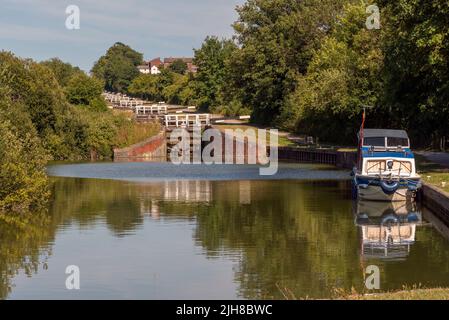 Devizes, Wiltshire, Angleterre, Royaume-Uni. 2022. Vue depuis le fond des écluses de Caen Hill sur le canal Kennet et Avon, Wiltshire, Royaume-Uni. Banque D'Images