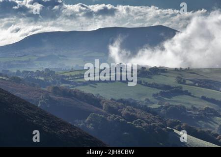 Une vue aérienne de Shropshire Valley et Corndon Hill, pays de Galles avec la brume dissipant en début de matinée. Banque D'Images