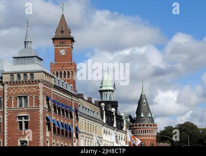 Une tour qui apparaît sur la ligne d'horizon de la ville est dominée par la tour d'horloge de l'hôtel de ville Banque D'Images