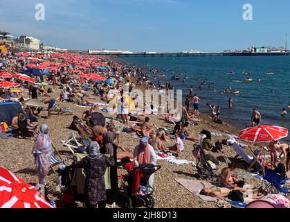 Les foules apprécient le temps chaud à Brighton Beach, dans le Sussex, tandis que les températures continuent à grimper. Date de la photo: Samedi 16 juillet 2022. Banque D'Images