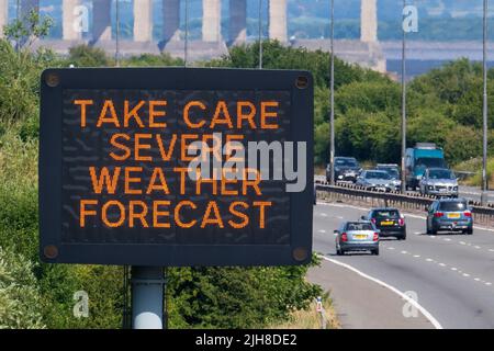 ROGIET, PAYS DE GALLES - JUILLET 16 : un panneau sur le M4 près du pont du Prince de Galles avertit les automobilistes de prendre soin des conditions météorologiques extrêmes sur 16 juillet, Banque D'Images