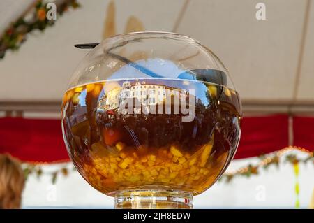 Gros plan d'un vase rond rempli de liquide à Weimar, en Allemagne, pendant la foire de Zwiebelmarkt Banque D'Images