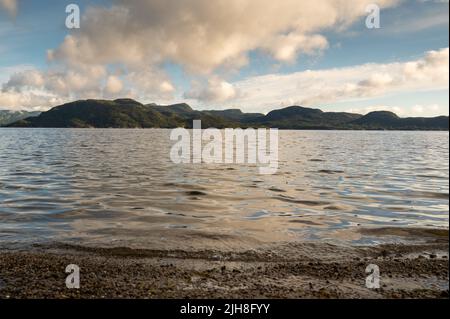 Vue sur Lysefjord et Idsefjord autour de Stavanger en Norvège au coucher du soleil près d'une petite plage Banque D'Images