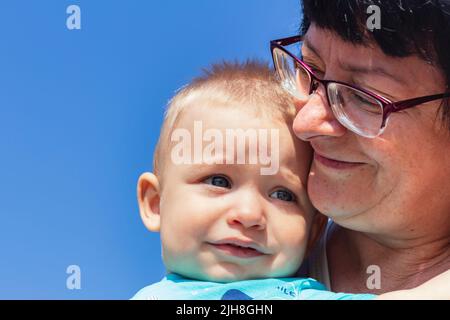 bébé effrayé dans les bras de sa mère pour le confort et la sécurité. Mois de sensibilisation au cancer chez l'enfant. Jour de la charité. Problème familial concept.selective objectif Banque D'Images