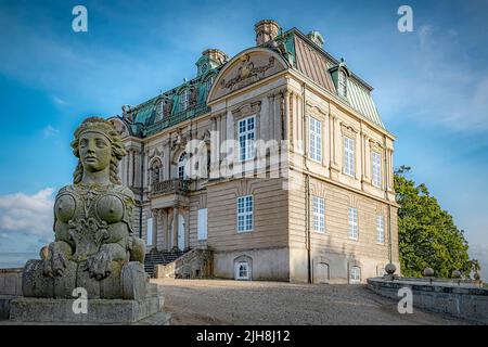 Une statue en face du palais de l'Hermitage au parc de cerfs de dyrehaven, au Danemark Banque D'Images