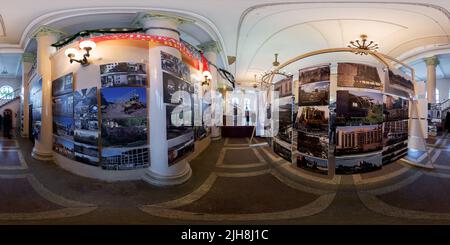 Vue panoramique à 360° de Panorama sphérique à 360 degrés sans couture en projection équirectangulaire de l'exposition photo intérieure nommée 20 ans sans URSS à Tula, Russie - Déc