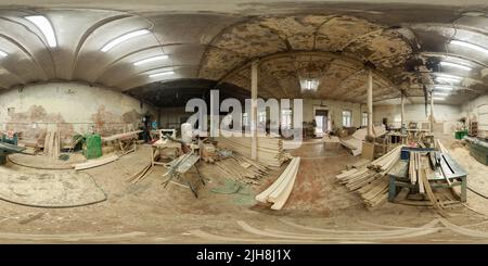 Vue panoramique à 360° de Panorama sphérique à 360 degrés sans couture en projection équirectangulaire de l'atelier de menuiserie dans un bâtiment abandonné à Tula, Russie - 8 juillet 2015