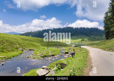 Gulmarg, connu sous le nom de Gulmarag à Kashmiri, est une ville, station de ski de colline, destination populaire de ski. Banque D'Images