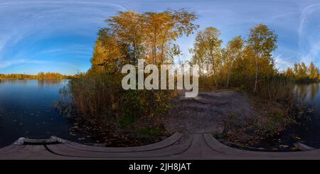 Vue panoramique à 360° de panorama sphérique complet sans couture de 360 par 180 degrés d'un lac automnal en soirée avec forêt de bouleau sur ses rives en projection équirectangulaire.