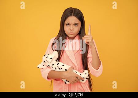 ne criez pas. pyjama confortable ou peignoir à la maison. jeune fille se sentant stricte. bonheur d'enfance. Banque D'Images