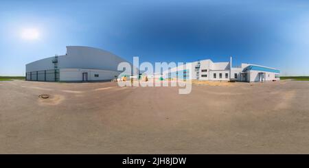 Vue panoramique à 360° de Panorama à 360 degrés entièrement sphérique sans couture en projection équirectangulaire de la zone industrielle extérieure avec des bâtiments blancs qui s'arrêtent au parking ensoleillé de summ