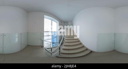 Vue panoramique à 360° de Panorama sphérique à 360 degrés sans couture en projection équirectangulaire de l'escalier avec murs blancs recouverts de panneaux de verre dans l'industrie générique