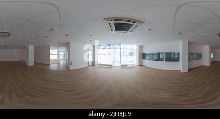 Vue panoramique à 360° de Panorama à 360 degrés entièrement sphérique sans couture en projection équirectangulaire d'une petite salle de bureau vide dans un bâtiment industriel avec air de plafond intégré