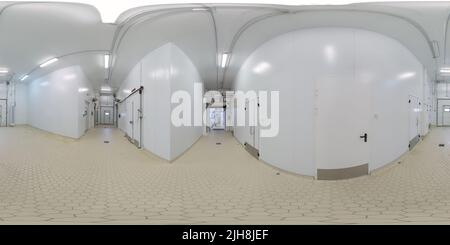 Vue panoramique à 360° de Panorama sphérique à 360 degrés sans couture en projection équirectangulaire d'un corridor abstrait de construction industrielle blanc propre à Tula, Russie - février