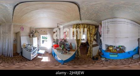 Vue panoramique à 360° de Panorama sphérique à 360 degrés sans couture en projection équirectangulaire de la cuisine rustique de la maison le jour d'été à Karelian Kondopoga, Russie - 1 juillet