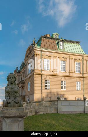 Une statue en face du palais de l'Hermitage au parc de cerfs de dyrehaven, au Danemark Banque D'Images