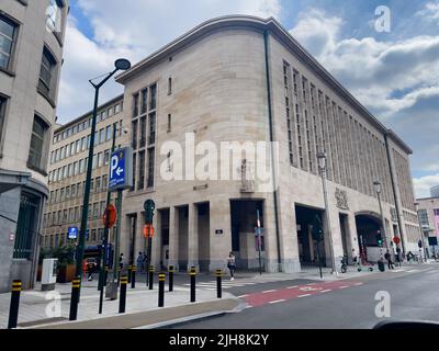 Route vide à Bruxelles avec un panneau de stationnement sur la route Banque D'Images