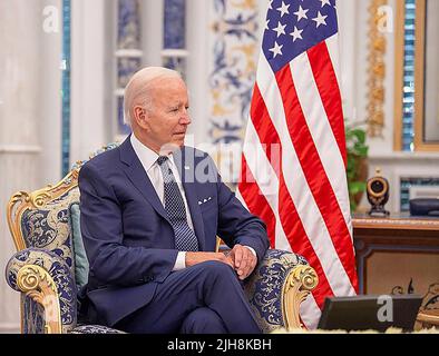 Djeddah, Arabie Saoudite. 16th juillet 2022. Montre le président américain Joe Biden lors de sa réunion avec le roi d'Arabie Saoudite Salman bin Abdulaziz au palais al-Salman, dans la ville côtière de Jeddah, en mer Rouge, vendredi, 15 juillet 2022. Photo de l'Agence de presse saoudienne/UPI crédit: UPI/Alay Live News Banque D'Images