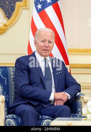 Djeddah, Arabie Saoudite. 16th juillet 2022. Montre le président américain Joe Biden lors de sa réunion avec le roi d'Arabie Saoudite Salman bin Abdulaziz au palais al-Salman, dans la ville côtière de Jeddah, en mer Rouge, vendredi, 15 juillet 2022. Photo de l'Agence de presse saoudienne/UPI crédit: UPI/Alay Live News Banque D'Images