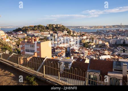 Lisbonne, Portugal : observation depuis le point de vue Miradouro da Senhora do Monte jusqu'aux quartiers d'Alfama et de Baixa avec le Castelo São Jorge Banque D'Images