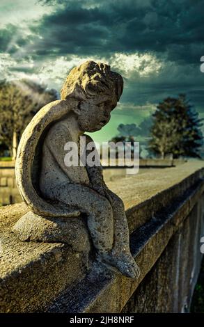 La vue verticale de la petite statue d'ange de la tombe de Florence Irene Ford Banque D'Images