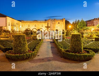 Les jardins 'Jardim de Santa Barbara' dans la ville universitaire de Brag, Portugal, au crépuscule / heure bleue. Banque D'Images