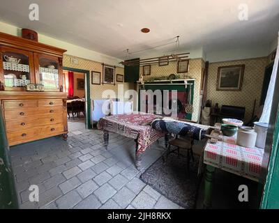 Une ancienne chambre remplie de mobilier et de décorations rétro Banque D'Images