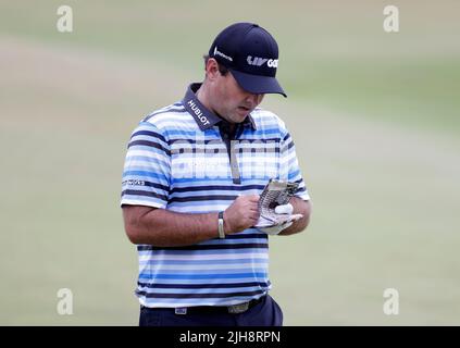 Patrick Reed des États-Unis sur le 18th, portant une casquette de golf LIV pendant le troisième jour de l'Open à l'Old course, St Andrews. Date de la photo: Samedi 16 juillet 2022. Banque D'Images