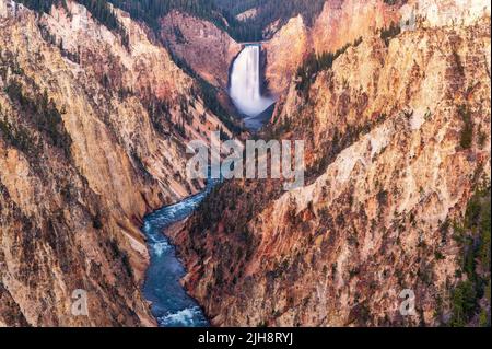 Vue aérienne du Grand Canyon de Yellowstone et des chutes inférieures dans le parc national de Yellowstone, Wyoming Banque D'Images