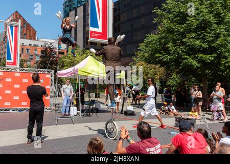 Wembley Park, Londres, Royaume-Uni. 16th juillet 2022. Les artistes sur la scène du spectacle Circle Show à l'occasion de la journée internationale de Busking reviennent au parc Wembley. Ce festival gratuit d'une journée a de grands noms qui partagent 9 scènes avec des artistes et des groupes populaires. L'événement du parc Wembley comprend également des espaces de détente en famille avec des ateliers de cirque, des spectacles de magie et de comédie, une routine d'évasion, de la peinture de visage et des artistes de ballons. La Journée internationale de Busking, appuyée par le maire de Londres, est présentée par Busk à Londres. Amanda Rose/Alamy Live News Banque D'Images