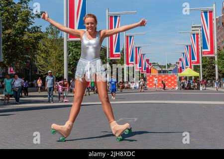 Wembley Park, Londres, Royaume-Uni. 16th juillet 2022. Les patineurs du ministère des Loisirs profitent du soleil tandis que l'International Busking Day revient au parc Wembley. Ce festival gratuit d'une journée a de grands noms qui partagent 9 scènes avec des artistes et des groupes populaires. L'événement du parc Wembley comprend également des espaces de détente en famille avec des ateliers de cirque, des spectacles de magie et de comédie, une routine d'évasion, de la peinture de visage et des artistes de ballons. La Journée internationale de Busking, appuyée par le maire de Londres, est présentée par Busk à Londres. Amanda Rose/Alamy Live News Banque D'Images