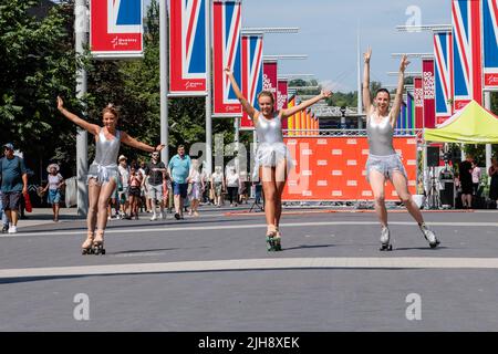 Wembley Park, Londres, Royaume-Uni. 16th juillet 2022. Les patineurs du ministère des Loisirs profitent du soleil tandis que l'International Busking Day revient au parc Wembley. Ce festival gratuit d'une journée a de grands noms qui partagent 9 scènes avec des artistes et des groupes populaires. L'événement du parc Wembley comprend également des espaces de détente en famille avec des ateliers de cirque, des spectacles de magie et de comédie, une routine d'évasion, de la peinture de visage et des artistes de ballons. La Journée internationale de Busking, appuyée par le maire de Londres, est présentée par Busk à Londres. Amanda Rose/Alamy Live News Banque D'Images