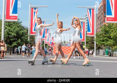 Wembley Park, Londres, Royaume-Uni. 16th juillet 2022. Les patineurs du ministère des Loisirs profitent du soleil tandis que l'International Busking Day revient au parc Wembley. Ce festival gratuit d'une journée a de grands noms qui partagent 9 scènes avec des artistes et des groupes populaires. L'événement du parc Wembley comprend également des espaces de détente en famille avec des ateliers de cirque, des spectacles de magie et de comédie, une routine d'évasion, de la peinture de visage et des artistes de ballons. La Journée internationale de Busking, appuyée par le maire de Londres, est présentée par Busk à Londres. Amanda Rose/Alamy Live News Banque D'Images