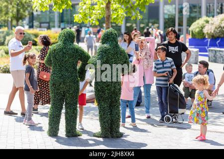 Wembley Park, Londres, Royaume-Uni. 16th juillet 2022. Les artistes divertissent la foule tandis que la journée internationale de Busking revient au parc Wembley. Ce festival gratuit d'une journée a de grands noms qui partagent 9 scènes avec des artistes et des groupes populaires. L'événement du parc Wembley comprend également des espaces de détente en famille avec des ateliers de cirque, des spectacles de magie et de comédie, une routine d'évasion, de la peinture de visage et des artistes de ballons. La Journée internationale de Busking, appuyée par le maire de Londres, est présentée par Busk à Londres. Amanda Rose/Alamy Live News Banque D'Images