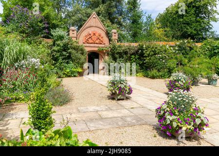 La porte et l'entrée de Postman, East Ruston Old Vicarage Garden, East Ruston, Norfolk, Angleterre, Royaume-Uni Banque D'Images