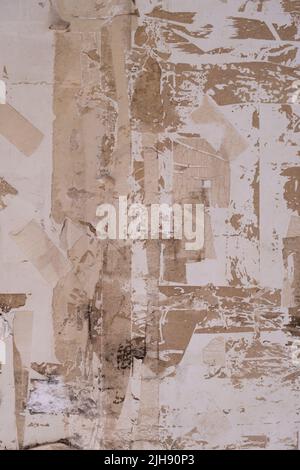 Ancien panneau d'affichage avec des éraflures de ruban adhésif, texture grunge Banque D'Images
