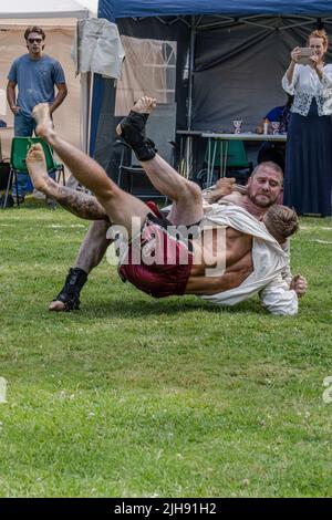 Newquay, Cornwall, Royaume-Uni. 16th juillet 2020. Les concurrents de la première partie de l'Open de gens dans le Grand Cornish Wrestling Tournament sur le pittoresque village vert de St Mawgan à Pydar en Cornouailles. Crédit : Gordon Scammell/Alay Live News Banque D'Images