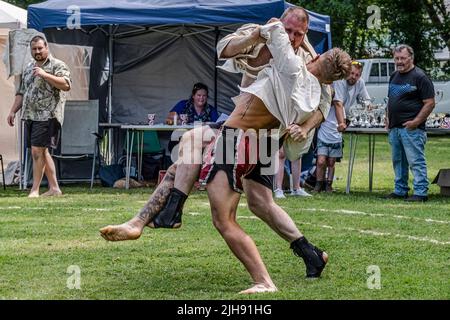 Newquay, Cornwall, Royaume-Uni. 16th juillet 2020. Les concurrents de la première partie de l'Open de gens dans le Grand Cornish Wrestling Tournament sur le pittoresque village vert de St Mawgan à Pydar en Cornouailles. Crédit : Gordon Scammell/Alay Live News Banque D'Images