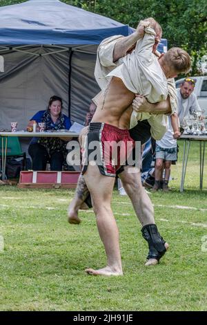 Newquay, Cornwall, Royaume-Uni. 16th juillet 2020. Les concurrents de la première partie de l'Open de gens dans le Grand Cornish Wrestling Tournament sur le pittoresque village vert de St Mawgan à Pydar en Cornouailles. Crédit : Gordon Scammell/Alay Live News Banque D'Images