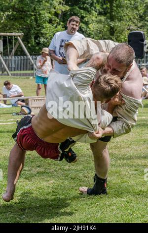 Newquay, Cornwall, Royaume-Uni. 16th juillet 2020. La première partie de l'Open de gens dans le Grand Tournoi de Wrestling Cornish sur le pittoresque village vert de St Mawgan à Pydar en Cornouailles. Crédit : Gordon Scammell/Alay Live News Banque D'Images