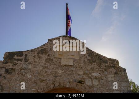 Nin, Croatie 4th juillet 2022 : statue de l'évêque Grgur Ninski, célèbre monument de la vieille ville historique de Nin Banque D'Images